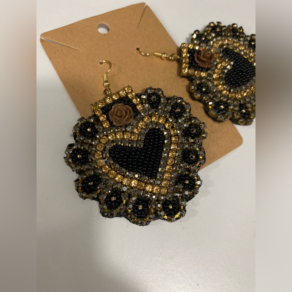 Matching handmade beaded heart earring and bracelet set. - Picture 2 of 4